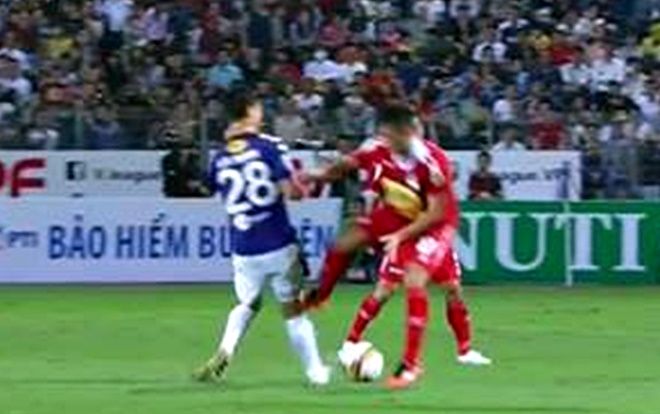 Dừng hình Đỗ Duy Mạnh bị cầu thủ HAGL đạp thẳng đầu gối