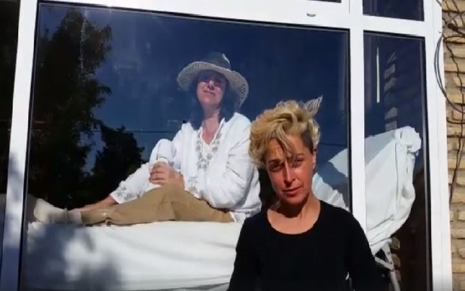 Bí mật cảm động phía sau người phụ nữ sống trong lồng kính suốt 13 năm