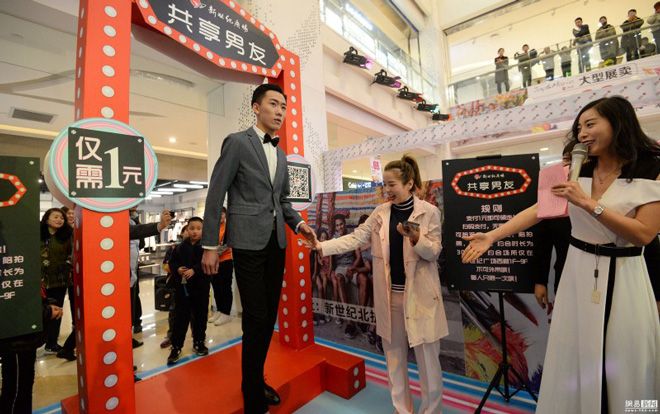 Nở rộ dịch vụ thuê trai đẹp xách túi, đi mua sắm cùng chị em chỉ với 10 nghìn đồng/tiếng