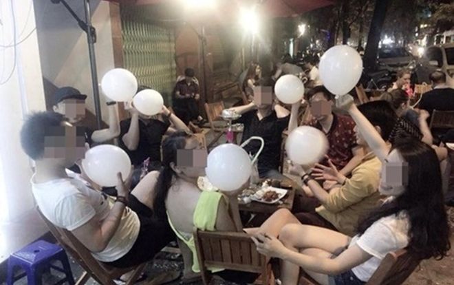 Nam thanh niên bị tổn thương tủy sống do ngộ độc khí bóng cười