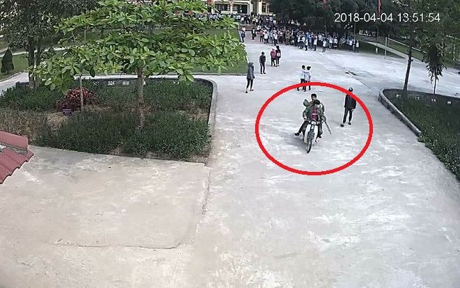 Nhóm thanh niên cầm hung khí, truy sát một học sinh giữa sân trường