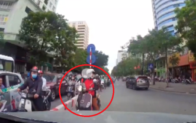 Clip: Tài xế ô tô quyết không nhân nhượng, ép lùi nữ 'ninja Vespa' về đúng làn đường quy định