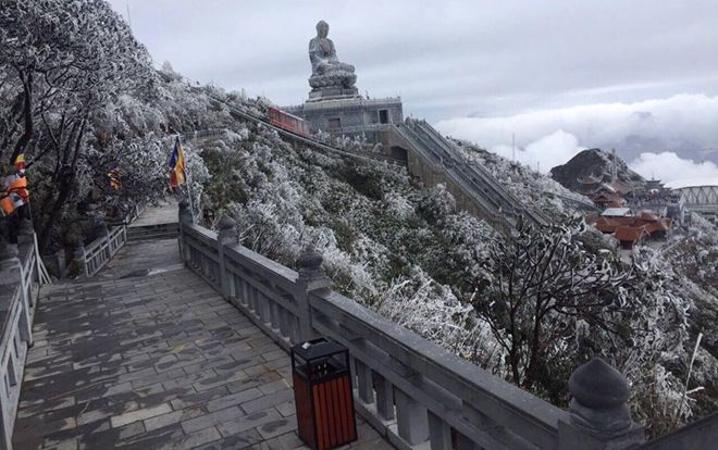 Truyền thuyết 'tuyết rơi mùa hè' là có thật - Chỉ sau 1 đêm tháng 4, Fansipan chìm trong băng tuyết trắng xóa