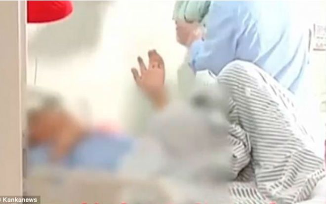 Kinh hãi người đàn ông nhét dây cáp dài gần 1m vào dương vật để… đỡ ngứa