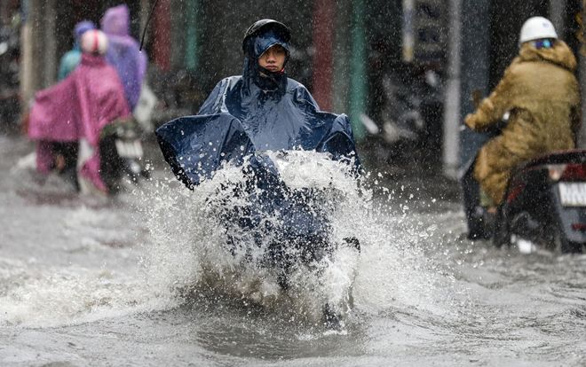 Huế mưa to ngập sâu, nước tràn vào nhà dân ở trung tâm thành phố