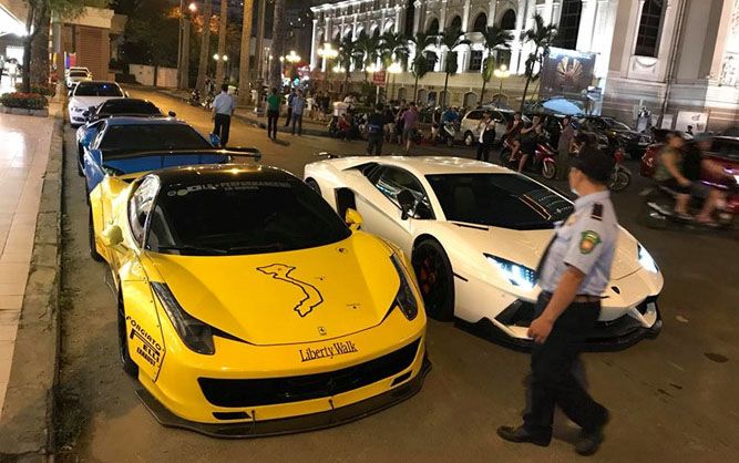 Tròn mắt với dàn siêu xe trị giá hàng triệu đô lăn bánh tại trung tâm TP.HCM