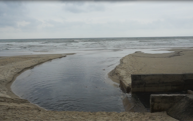 Du khách phát hoảng vì nước thải đen ngòm chảy tràn ra biển Mỹ Khê sau cơn mưa