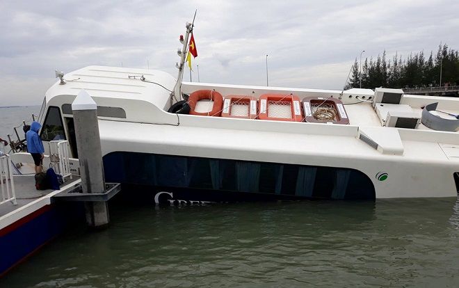 Tàu cao tốc gặp sự cố sau va chạm với vật lạ, 42 hành khách thoát nạn trong gang tấc