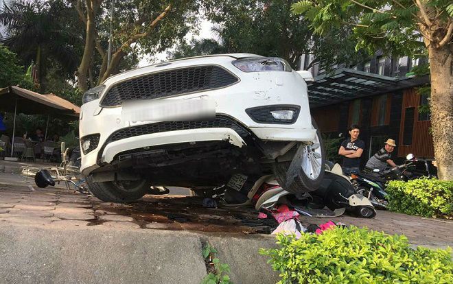 Ô tô mất lái lao lên vỉa hè suýt rơi xuống hồ Linh Đàm đè nát xe máy, xe đạp