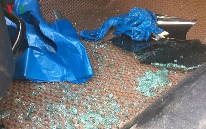 Nhiều người dân tá hỏa phát hiện cửa kính ô tô và nhà riêng bị kẻ lạ đập vỡ