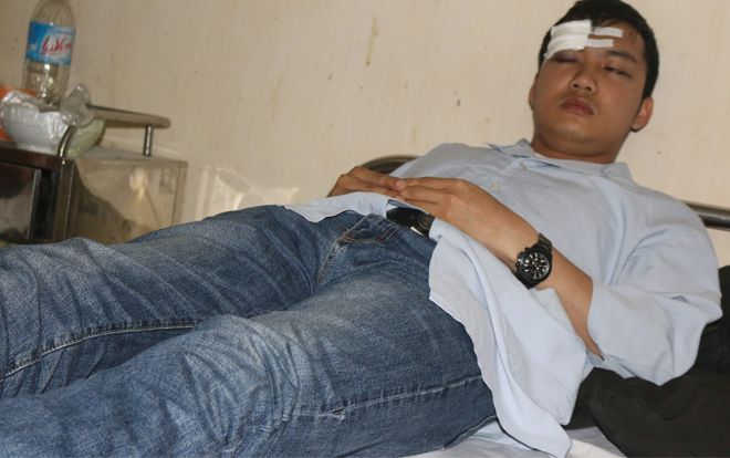 Một bác sĩ và thực tập sinh bị người nhà bệnh nhân lao vào hành hung