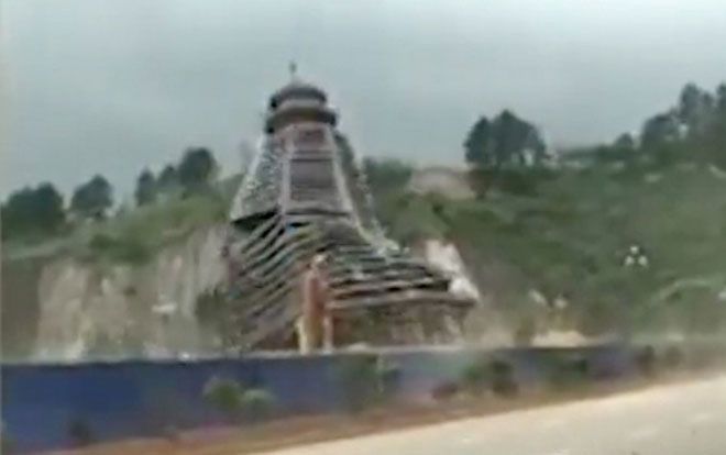 Gió thổi mạnh, tòa tháp 23 tầng sụp đổ trong vài giây