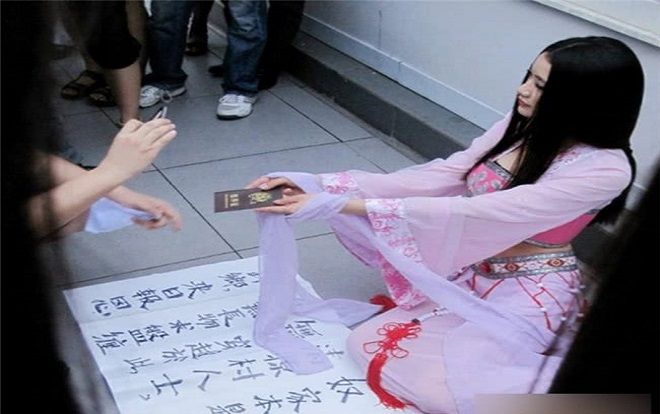 'Mỹ nữ' ăn xin giữa đường để gây chú ý