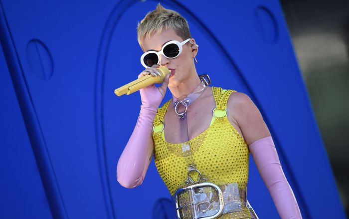 Katy Perry đội nón lá, nói 'xin chào' và 'cảm ơn' ngay trên sân khấu tour Singapore