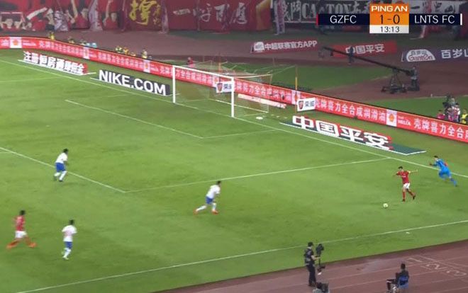 Cười đau bụng với pha bóng như bán độ của thủ thành Trung Quốc