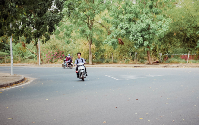 Bất chấp nguy hiểm, sinh viên làng Đại học Thủ Đức vô tư vượt đèn đỏ, không đội mũ bảo hiểm khi tham gia giao thông