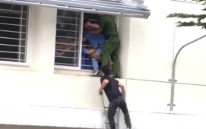 Buồn bã vì kết quả học tập không tốt, nam sinh 19 tuổi nhảy lầu tự tử