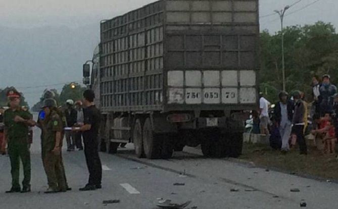 Xe máy đâm trực diện ô tô, 2 thanh niên tử vong tại chỗ