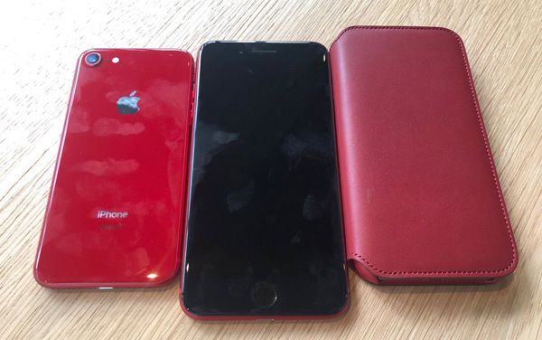 Cận cảnh iPhone 8 và 8 Plus đỏ: Tuyệt đẹp nhưng dễ thấy vết mồ hôi, dấu vân tay