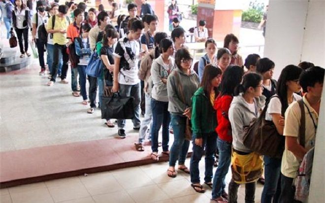 Không còn chen lấn xô đẩy, sinh viên bây giờ đã có ý thức xếp hàng mọi lúc mọi nơi