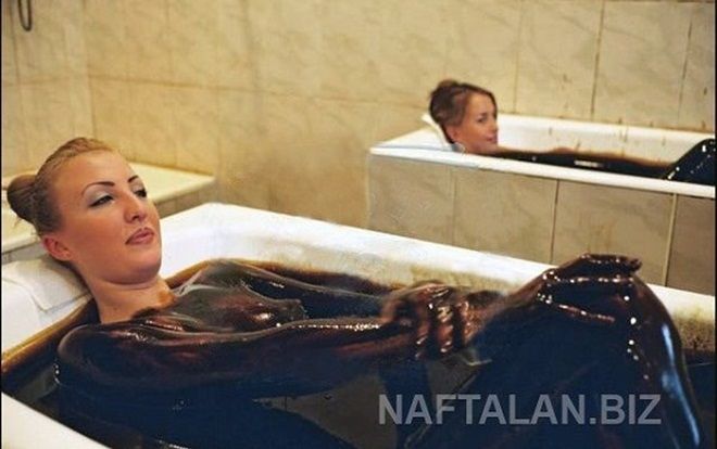 Tắm trong dầu thô - phương pháp trị bệnh ‘rùng rợn’ nhưng hút khách