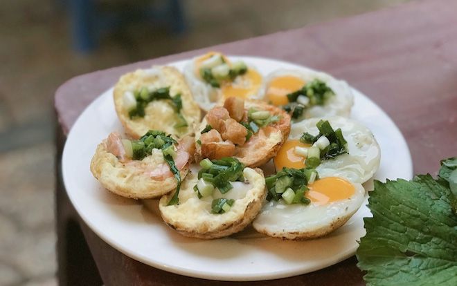 Không chỉ chấm cùng nước xíu mại như ở Đà Lạt, bánh căn còn biến hoá khôn lường với vô vàn kiểu nước chấm độc đáo