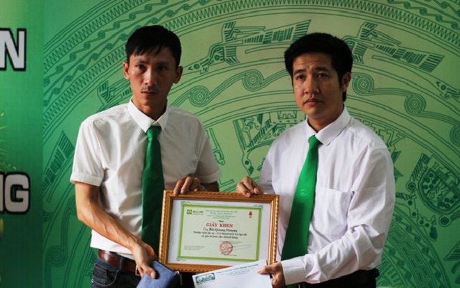 Tài xế taxi trả lại 1.000 USD và 22 triệu đồng cho vị khách đãng trí