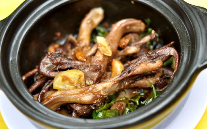 Ngày Sài Gòn nóng bức bực bội, rủ ngay cạ cứng nếm thử món lưỡi vịt sapo 'ngon nuốt lưỡi' để xả stress