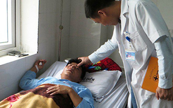 Khiển trách thầy giáo bị hành hung gãy sống mũi vì đánh học sinh