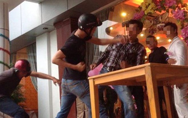 Gặp nhau ở đám cưới, nhân viên đuổi đánh sếp trọng thương do bị… hạ lương
