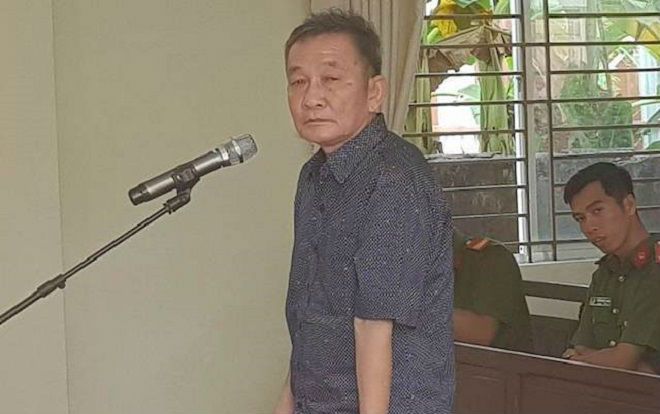 Dùng súng đe dọa nhân viên, 'đại gia nước đá miền Tây' lãnh 30 tháng tù