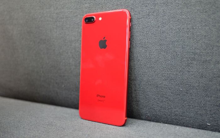 Cận cảnh iPhone 8 Plus đỏ đầu tiên tại Việt Nam: Đẹp quá Apple ơi!