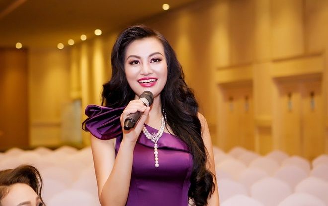 Nữ hoàng Sắc đẹp Trần Huyền Nhung đấu giá thành công trong đêm nhạc gây quỹ từ thiện