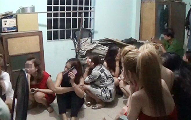 Hơn 100 dân chơi quán bar ở Sài Gòn bị đưa về trụ sở