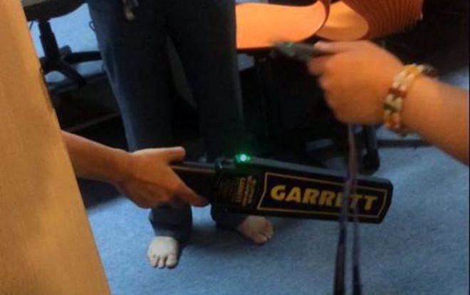 Có một ngôi trường ở Hà Nội cứ đến mùa thi là sinh viên lại bị kiểm soát nghiêm ngặt hơn cả đi máy bay