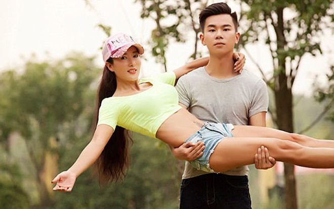 Bà mẹ U50 bị nhầm là bạn gái của con, nhìn xuống ảnh thứ 3 mới giật mình