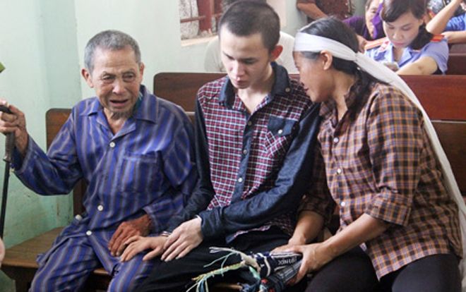 Vết máu li ti trên kẽ tai tố cáo cháu giết bà