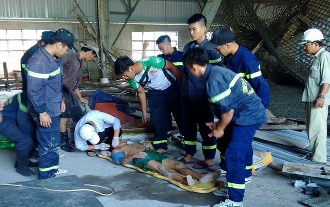 Sập dàn giáo trong lúc đang làm việc, nhiều công nhân bị mắc kẹt