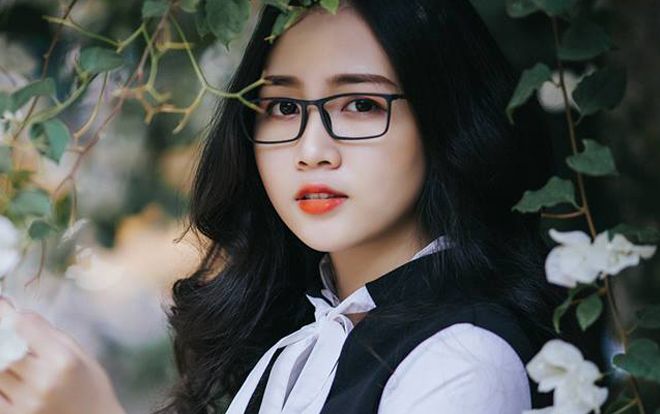 Dù đeo kính cận nhưng nữ sinh này vẫn hút hồn người đối diện đến không ngờ
