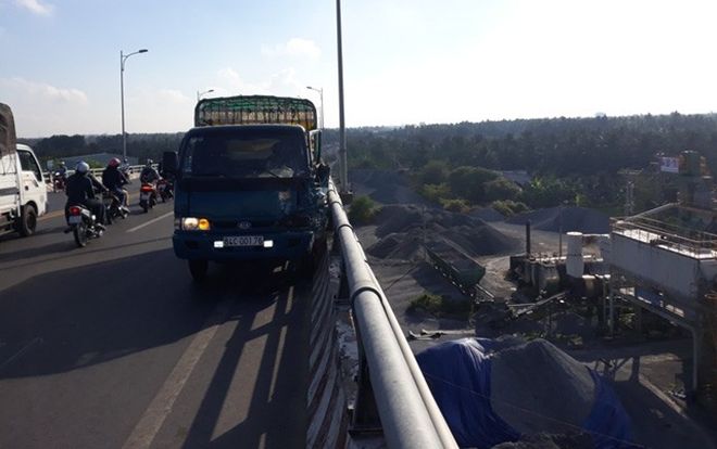 Tai nạn kinh hoàng: Va chạm với xe tải, đầu nạn nhân rơi từ trên cầu xuống đất