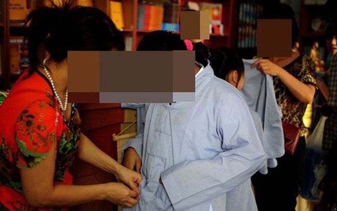 Bé gái bất ngờ trở về trong bộ áo nhà chùa sau gần 1 năm nghi bị bắt cóc