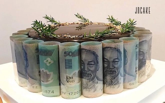 Sinh nhật tặng bánh kem xưa như Diễm rồi, muốn chơi trội thời nay phải chọn loại chất chồng đầy tiền phủ bên trên