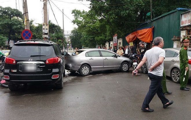 Ô tô mất lái đâm liên hoàn trước cổng viện Bạch Mai, nhiều người bị thương