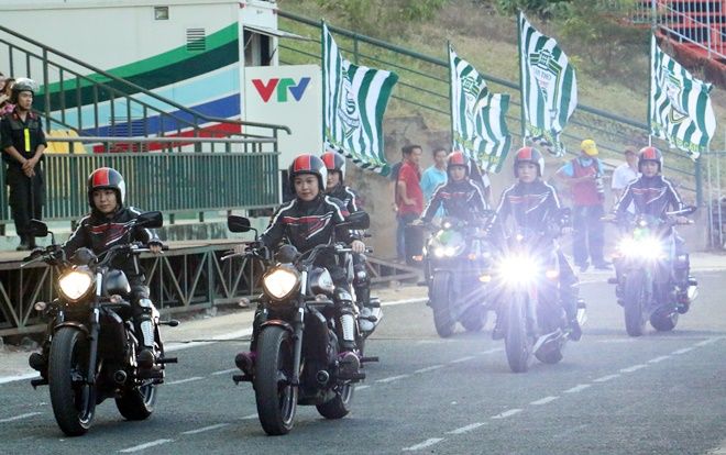 Dàn hot girl mô tô quậy tưng bừng sân Cần Thơ chào đón ngôi sao U23 Phan Văn Đức