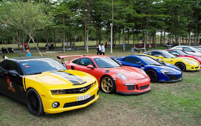 Loạt siêu xe và môtô sặc sỡ đồng loạt quy tụ tại Đồng Nai