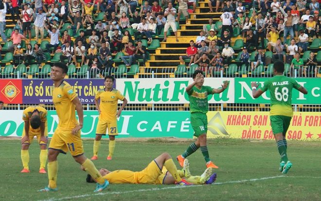 Phan Văn Đức ghi 2 bàn, SLNA vẫn 'suýt chết' trước Cần Thơ