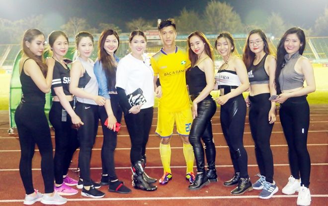 Quế Ngọc Hải, Phan Văn Đức bị dàn hot girl nóng bỏng nhất Tây Đô 'đánh úp'