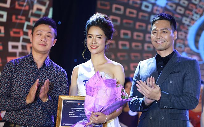 BTV Anh Tuấn dí dỏm đặt câu hỏi cho nữ sinh tài năng trường báo