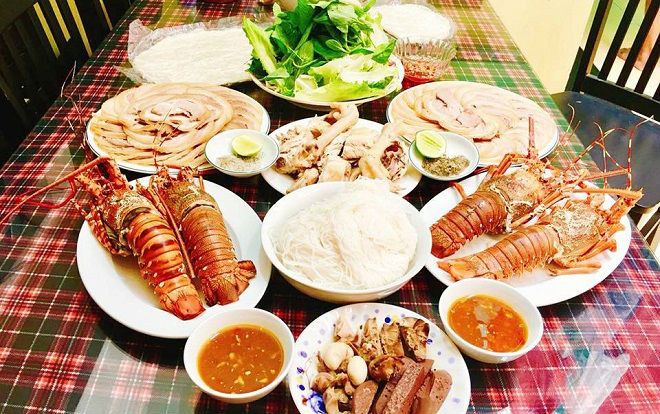 Đãi sinh nhật bố chồng toàn tôm hùm sang chảnh, con dâu 8x được cả nhà quý như vàng