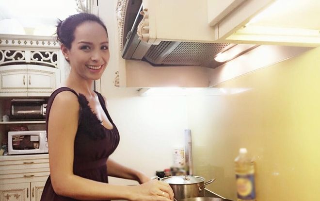 Cựu người mẫu Thúy Hạnh: 'Con đường ngắn nhất giữ lửa hạnh phúc là đi qua dạ dày'